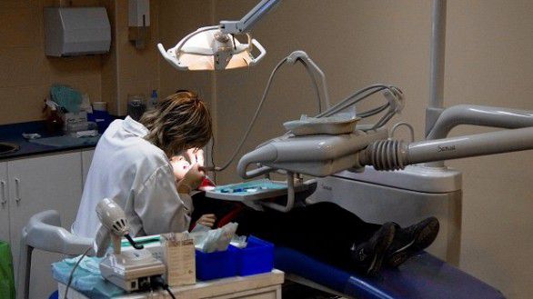 Demissionair minister Schippers dreigt het experiment met vrije prijzen voor tandartsen te stoppen. Ze geeft een laatste waarschuwing.