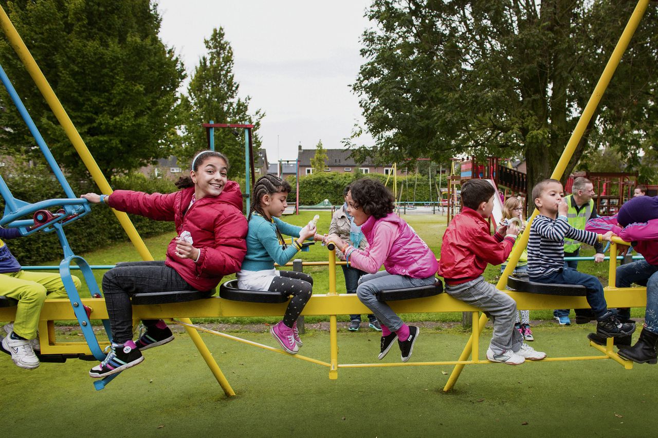 In Kortenhoef, in de gemeente Wijdemeren, zijn honderd asielzoekers opgevangen in sporthal de Fuik. Vrijwilligers nemen de kinderen mee naar de speeltuin.