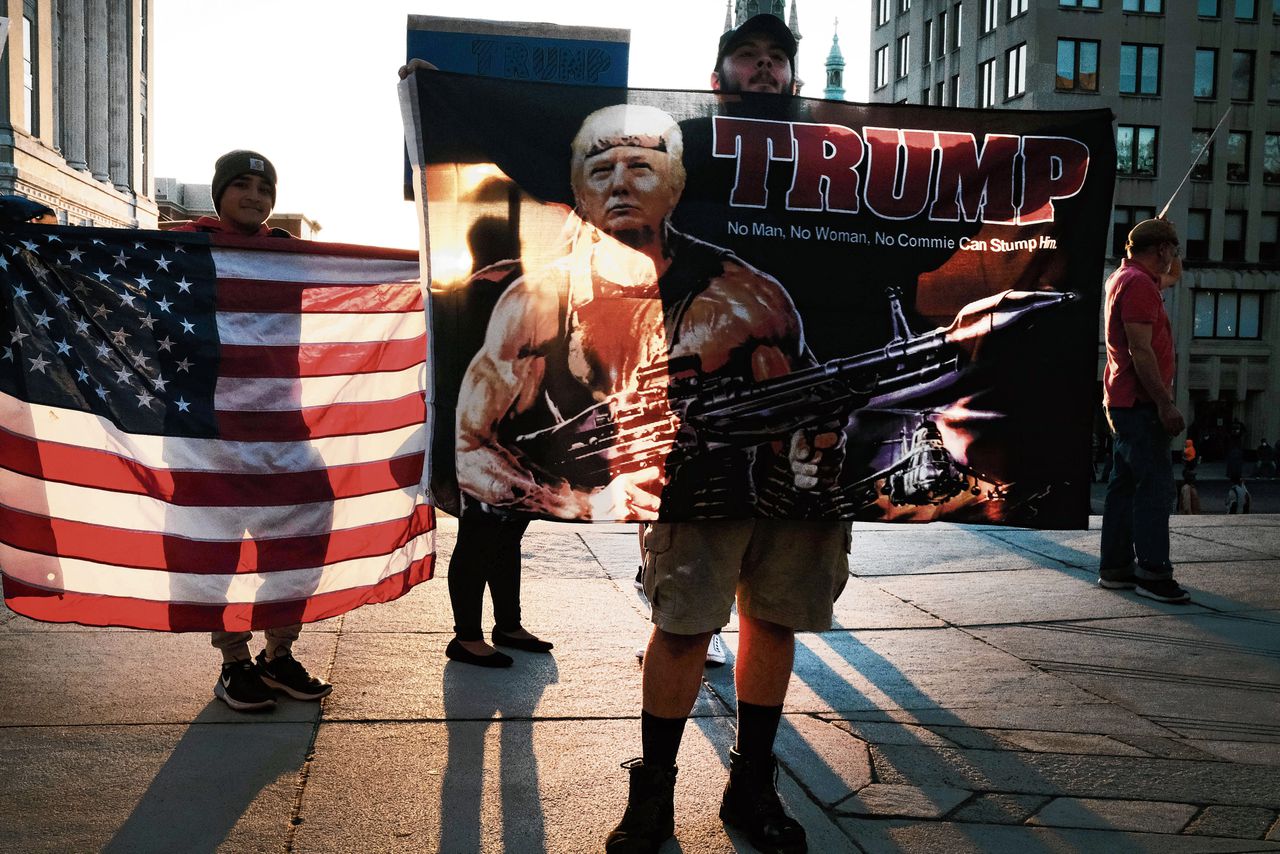 Trumps aanhangers gingen de straat op in de hoofdstad van Pennsylvania, nadat in die staat Joe Biden als winnaar werd uitgeroepen.