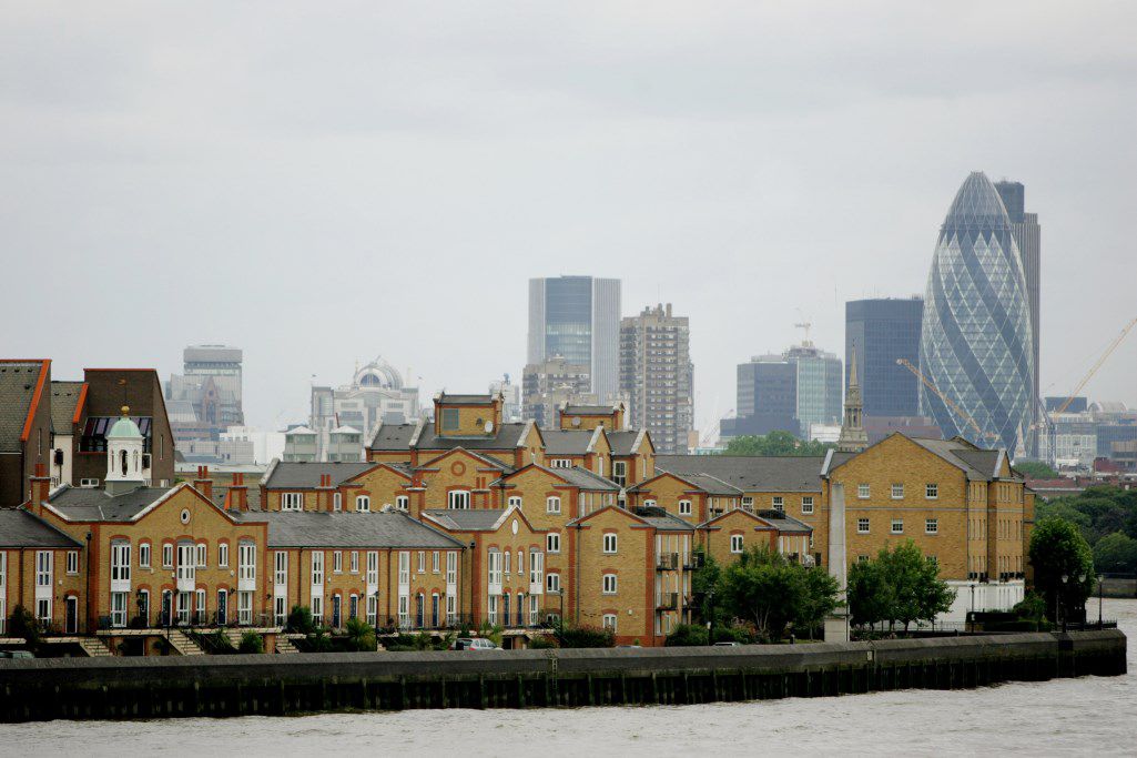 Het financiële hart van Londen torent uit boven een woonwijk.