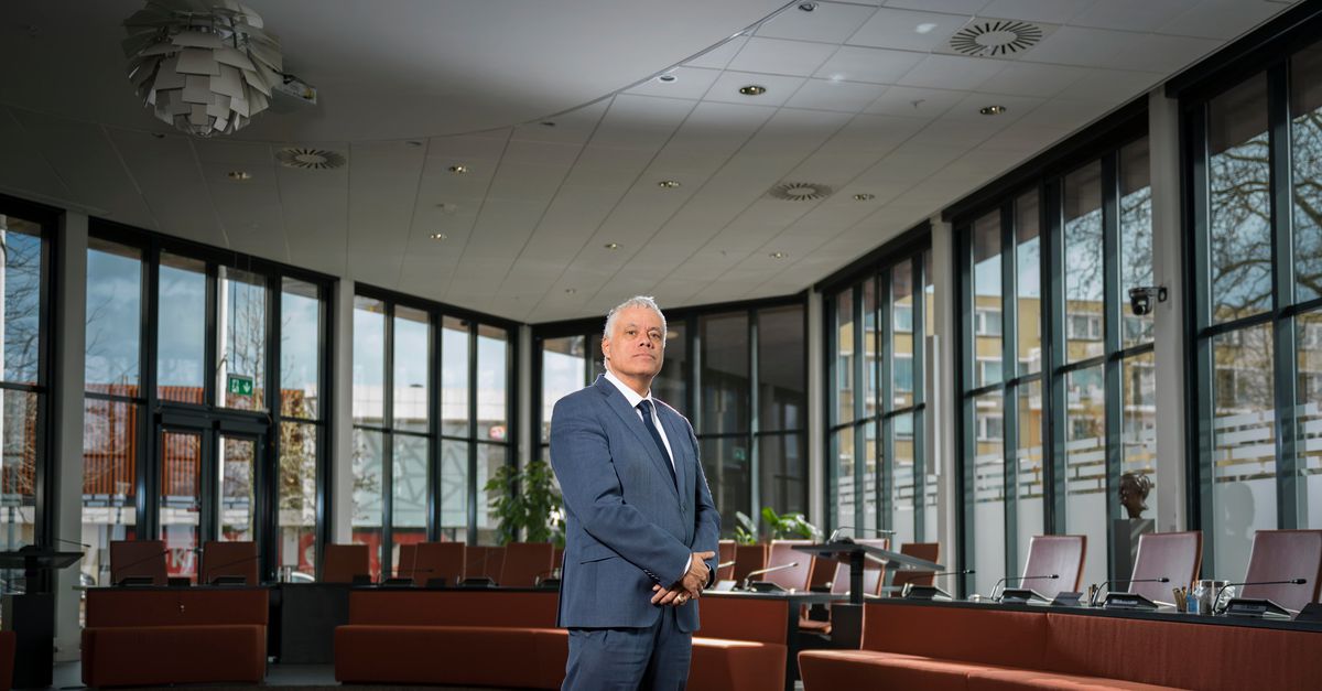 ‘Ze geven hun wapens aan de minderjarigen.’ Die staan vanwege het jeugdrecht zó weer op straat