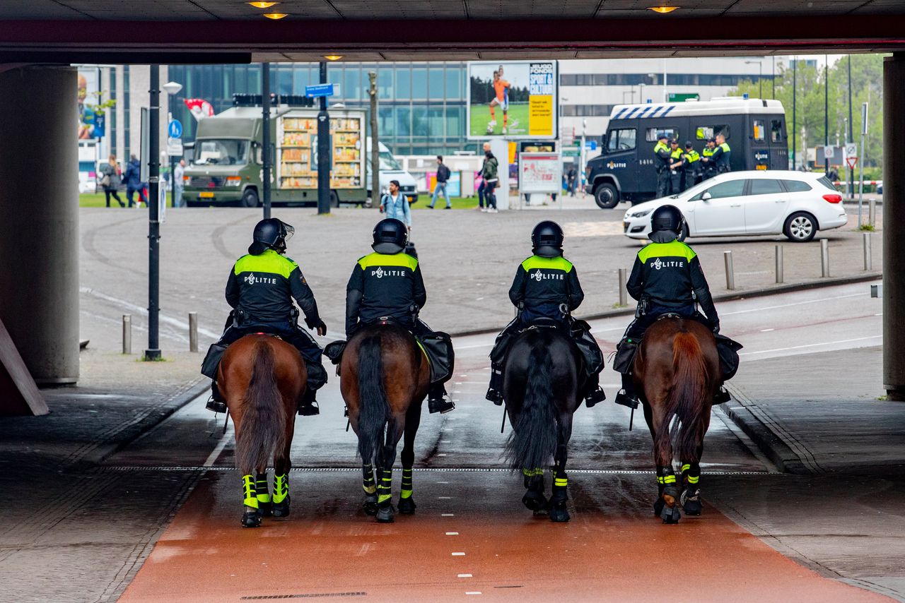Politie te paard bij de Amsterdam Arena.