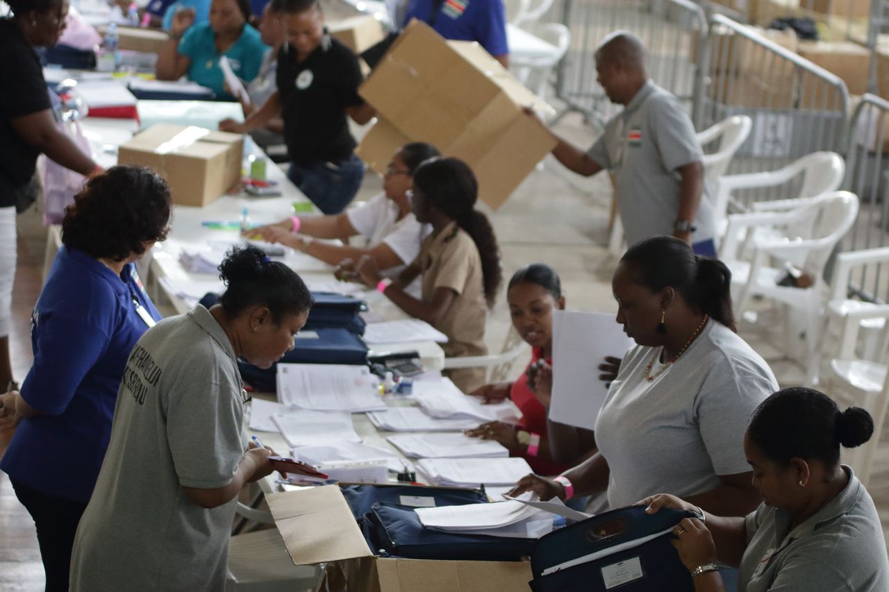 Autoriteiten doen in de Anthony Nesty Sporthal de laatste check-up van de processen-verbaal van de 274 stembureaus.