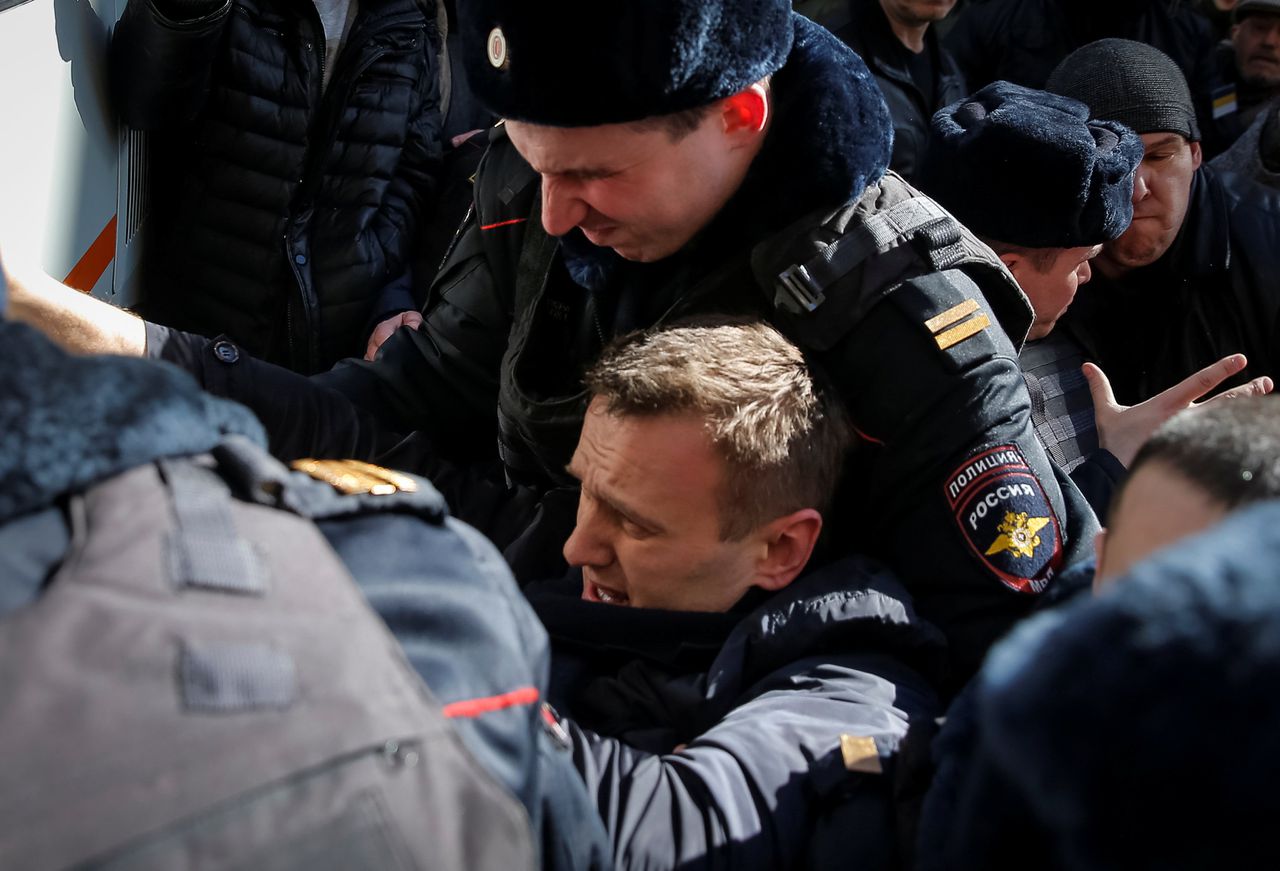 Aleksej Navalny wordt opgepakt door de politie.
