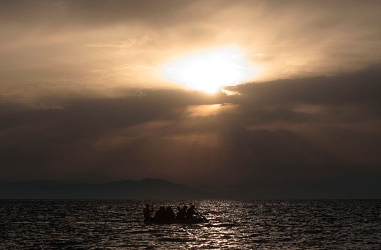 Migranten op een boot in de Egeïsche zee.