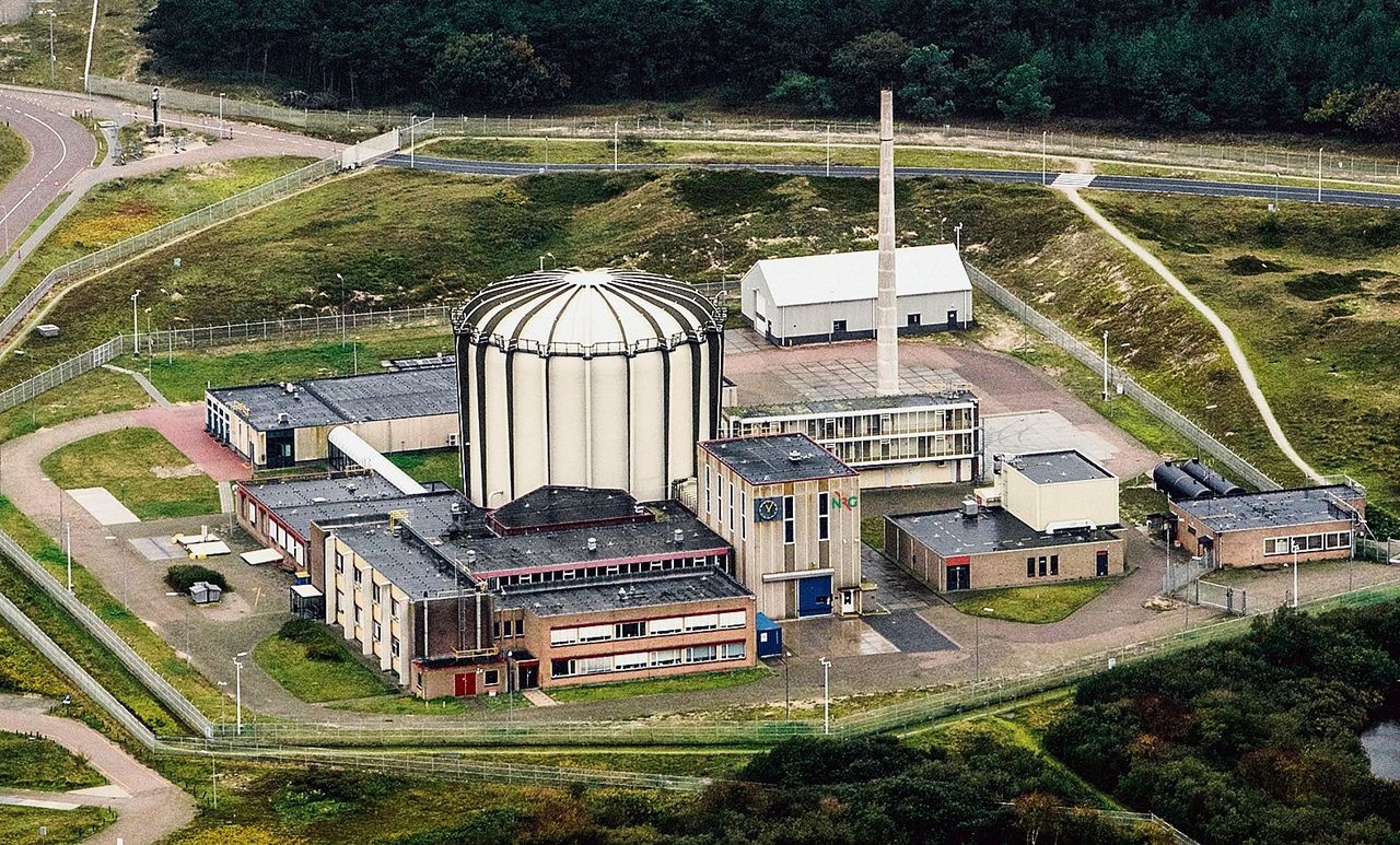 Luchtfoto van de kernreactor van Petten, die vorig jaar werd stilgelegd omdat hij te onveilig was. De reactor levert circa 60 procent van de Europese en 30 procent van de wereldwijde isotopenproductie.