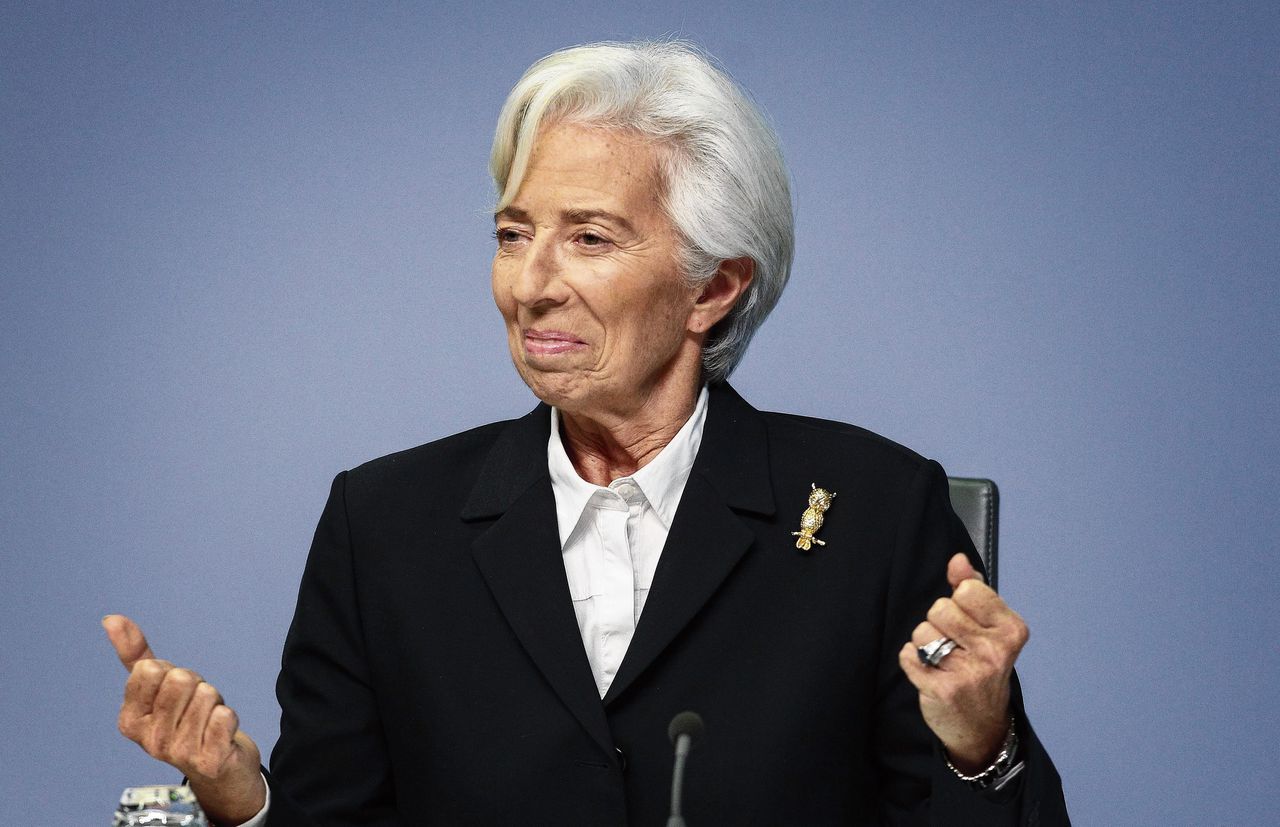 ECB-president Christine Lagarde, getooid met uil-broche, donderdag op de persconferentie na de ECB-bestuursvergadering.