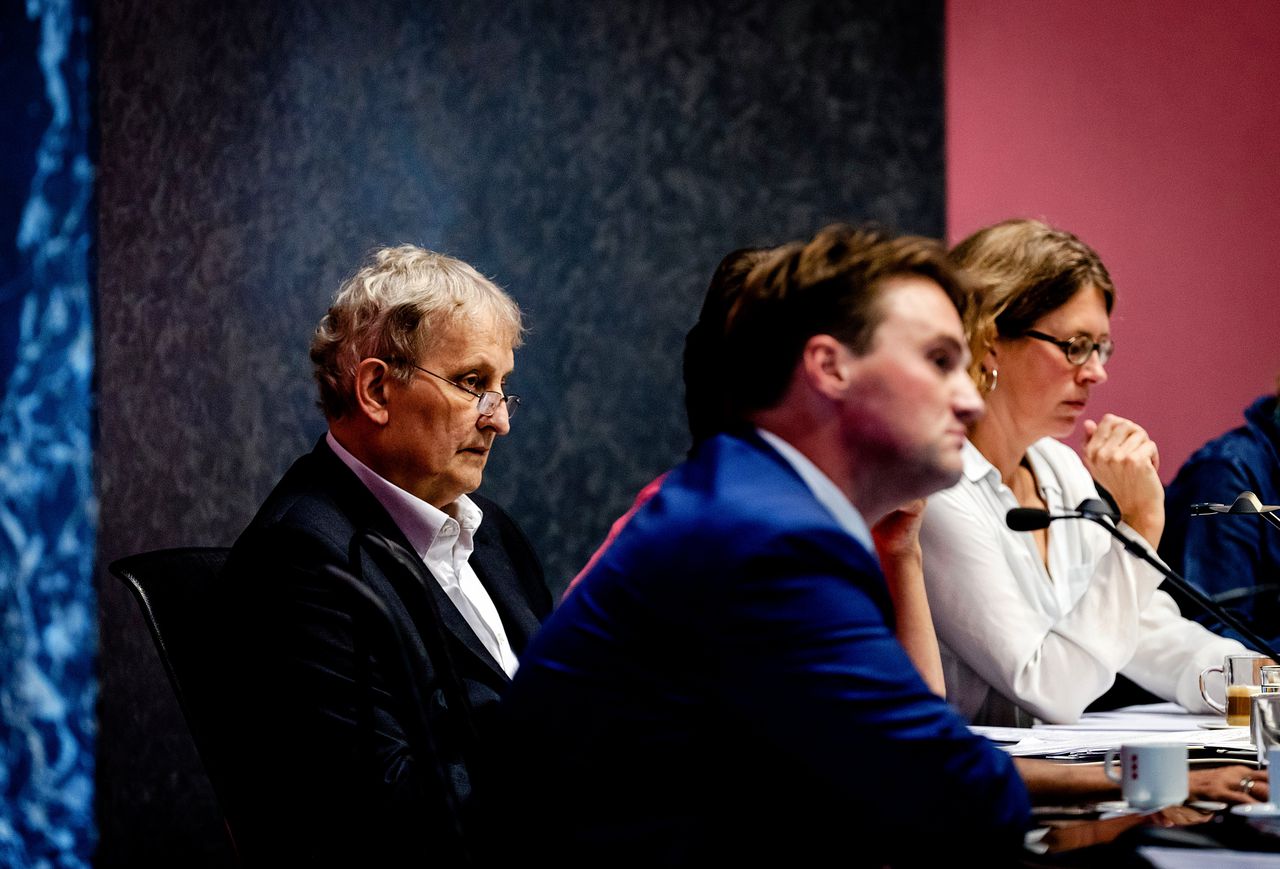 Toenmalig burgemeester Van der Laan van Amsterdam tijdens een gemeenteraadsdebat over deradicaliseringsambtenaar Saadia A.-T.