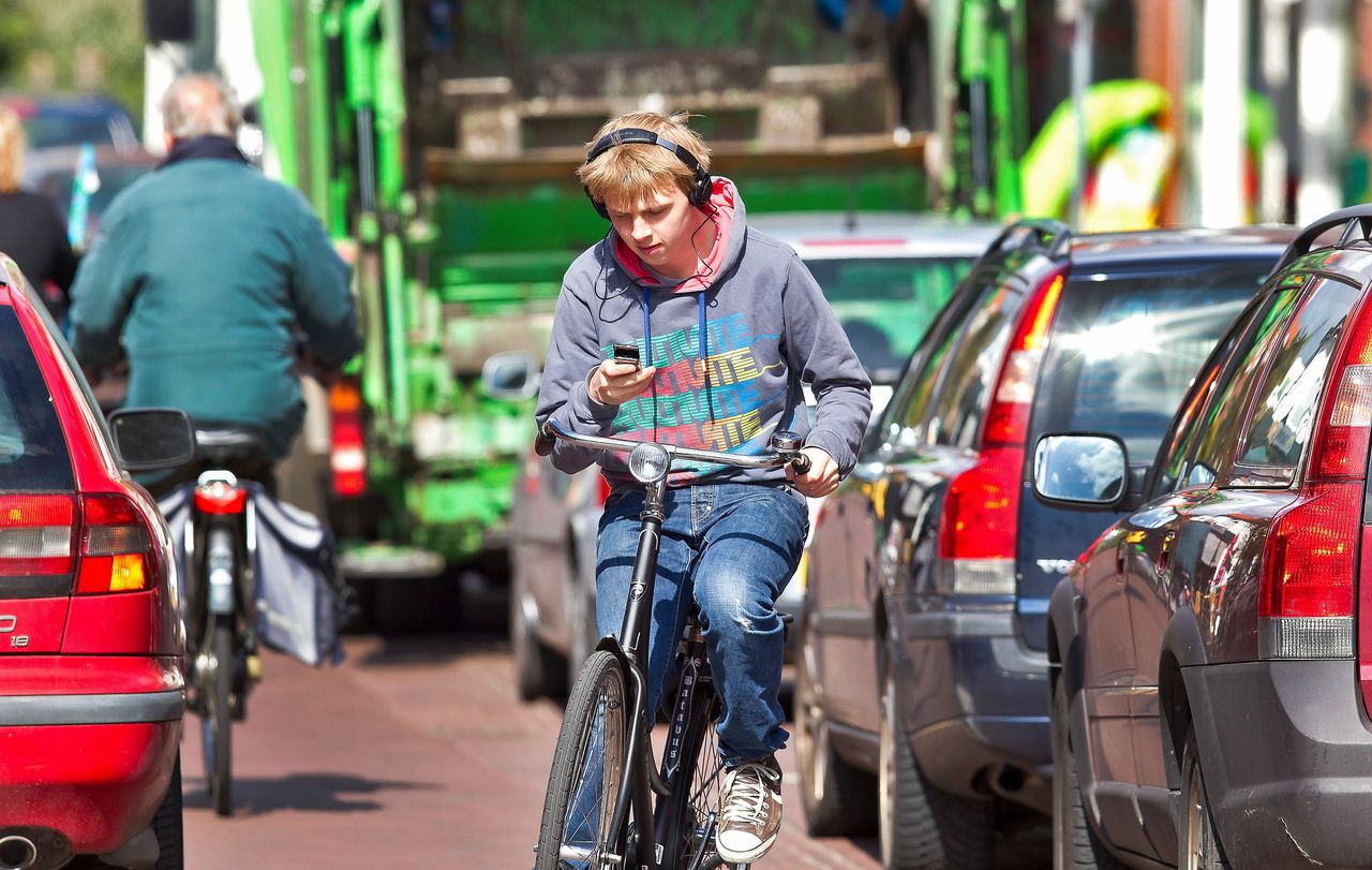 Vanaf juli 2019 is bellen of appen op de fiets verboden. Foto Koen Suyk