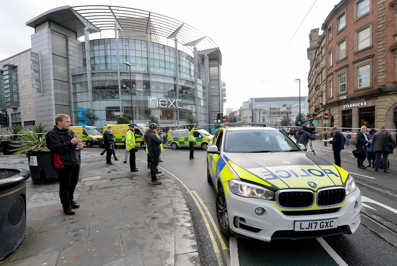 Vier mensen raakten vrijdag gewond bij een steekpartij in een winkelcentrum in het Engelse Manchester.