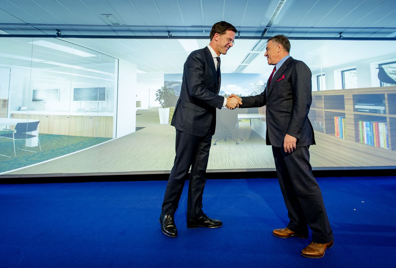 Rutte en grootaandeelhouder Idan Ofer tijdens de opening van het nieuwe Europese hoofdkantoor van ICL in Amsterdam in 2015.