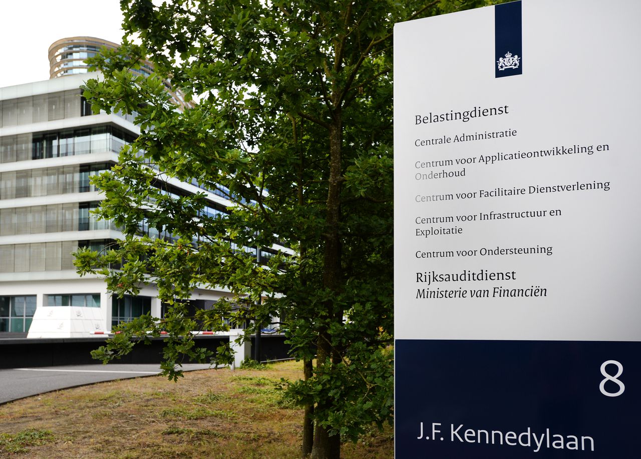 Exterieur van het hoofdkantoor van de Belastingdienst Apeldoorn.