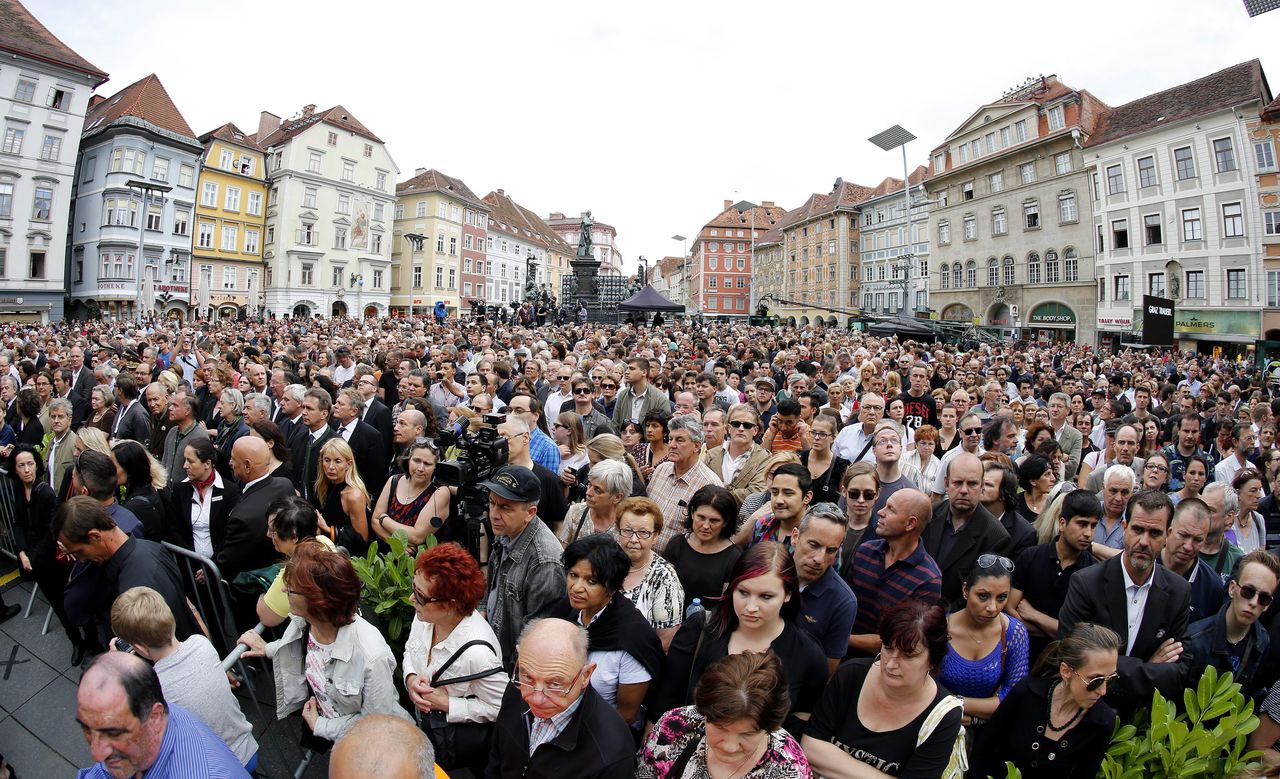 Inwoners van Graz herdenken de doden die vielen toen een een man op 20 juni met zijn auto het publiek in reed.