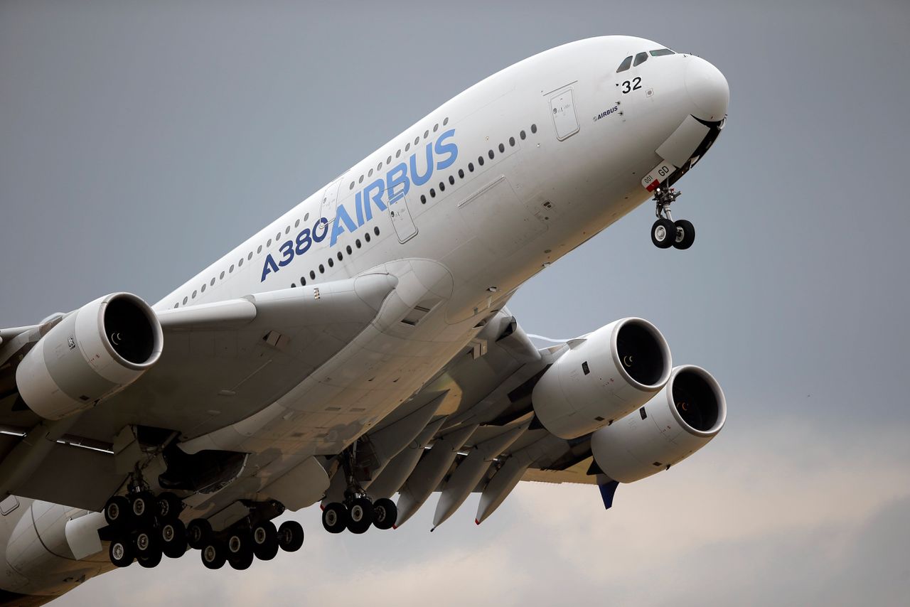 De Airbus A380 stijgt op tijdens een demonstratievlucht in Parijs. Airbus is een Frans-Duitse vliegtuigbouwer.