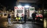 De bus van Safe'R Spot staat geparkeerd voor het stadhuis in Rotterdam 