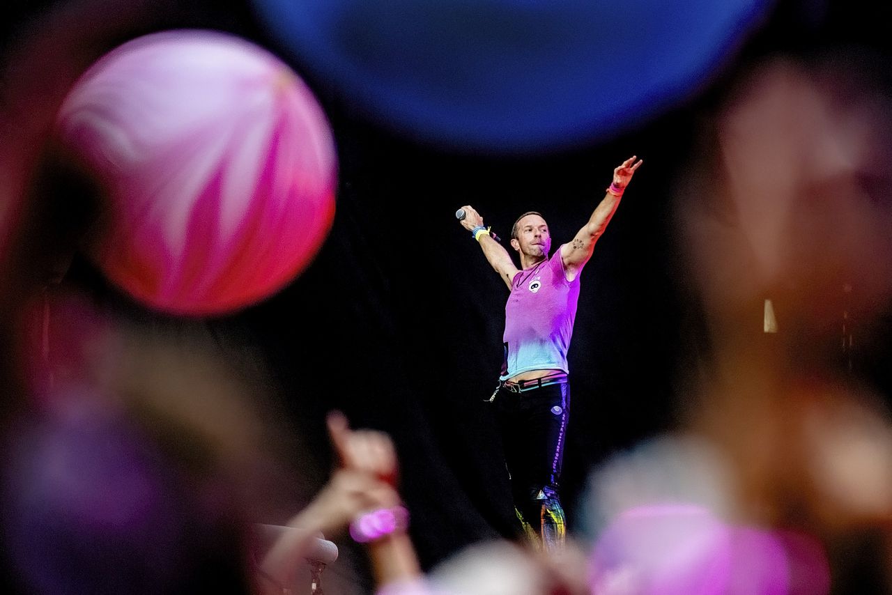 Coldplay in Amsterdam groot, spectaculair, kleurrijk en opzwepend NRC