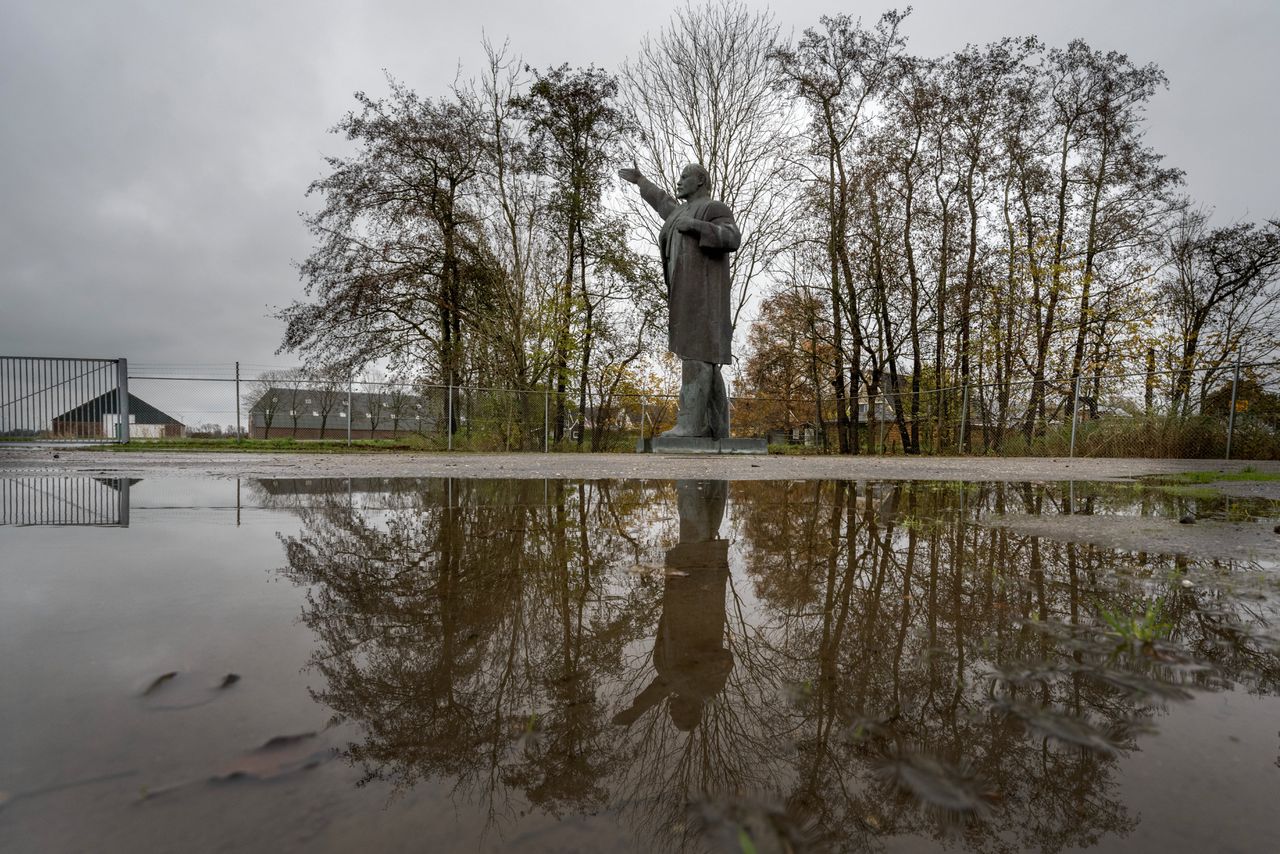 Vladimir Iljitsj Lenin (1870-1924), beeld in brons (1971), Tjuchem, Groningen