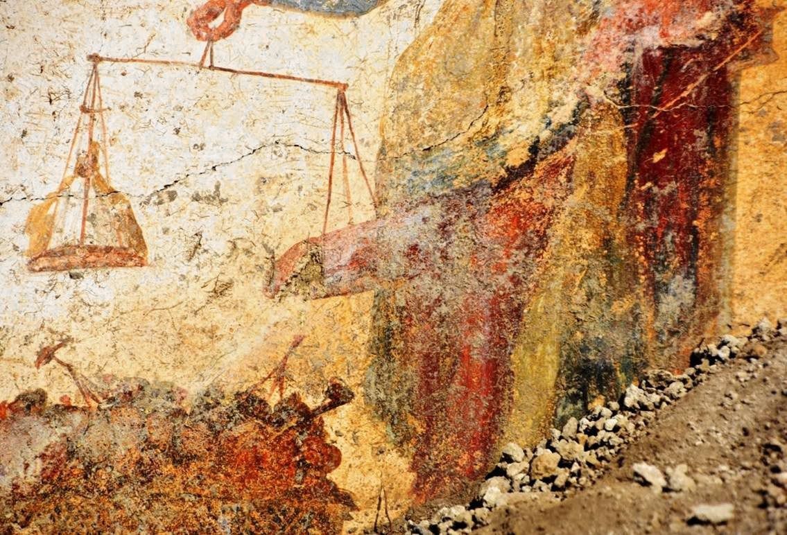 Detail van een fresco in Pompeï, waar de god Priapus zijn geslacht op de ene helft van een weegschaal legt, en een aantal munten op de andere helft. De fresco is twee jaar geleden ontdekt.