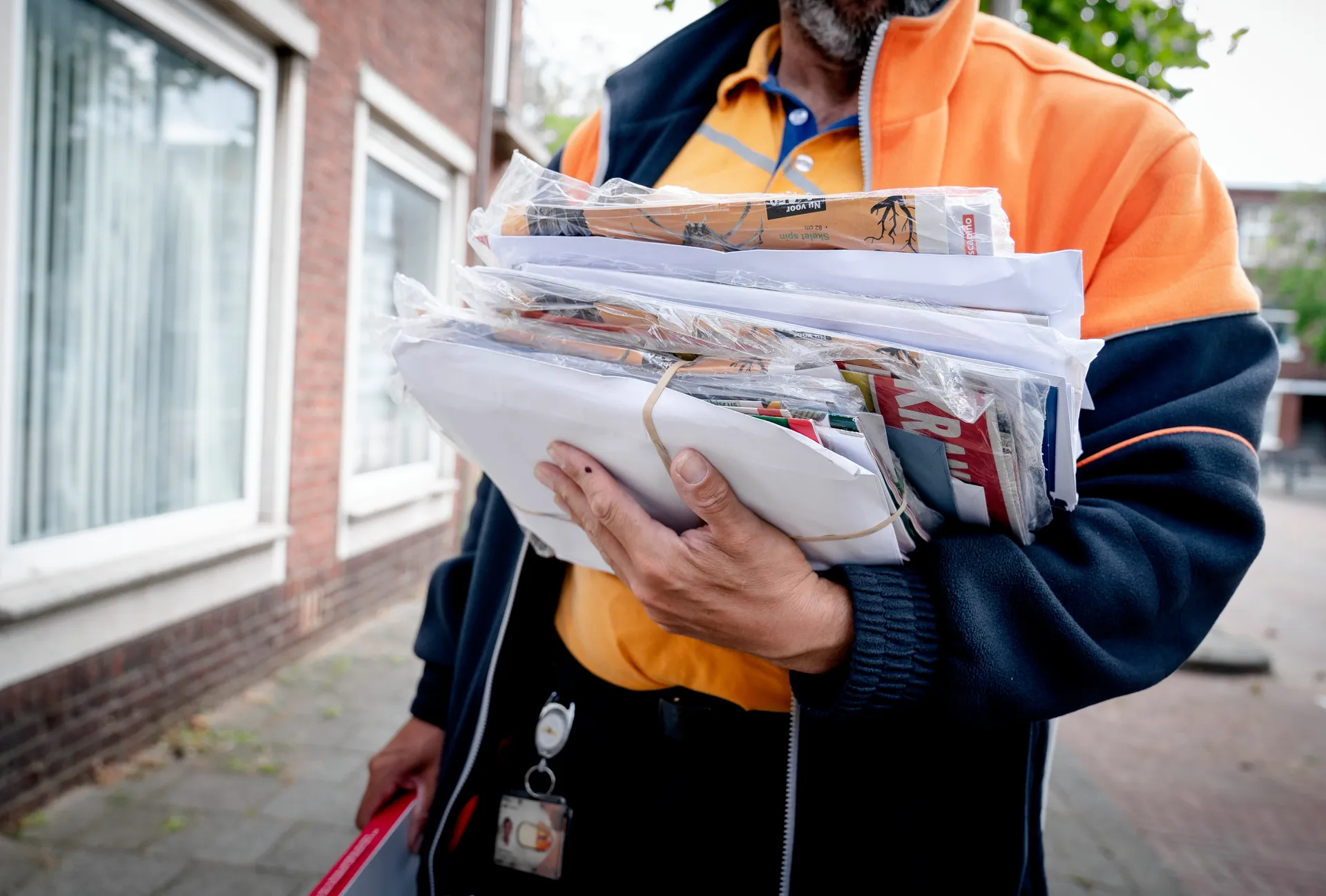 PostNL wil af van de verplichte bezorging. Postbode Mark Bruin volgt de ...