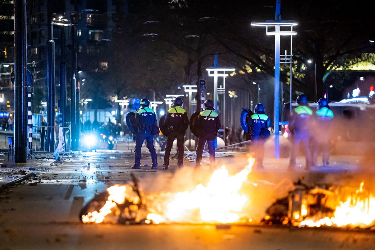 November vorig jaar richtten relschoppers in de binnenstad van Rotterdam grote schade aan.