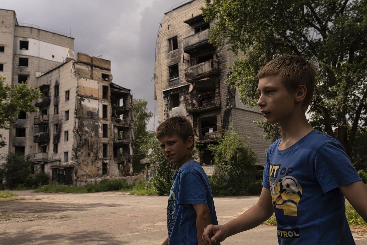 In Oekraïne laten Russische aanvallen verwoeste straten en rouwende families achter 