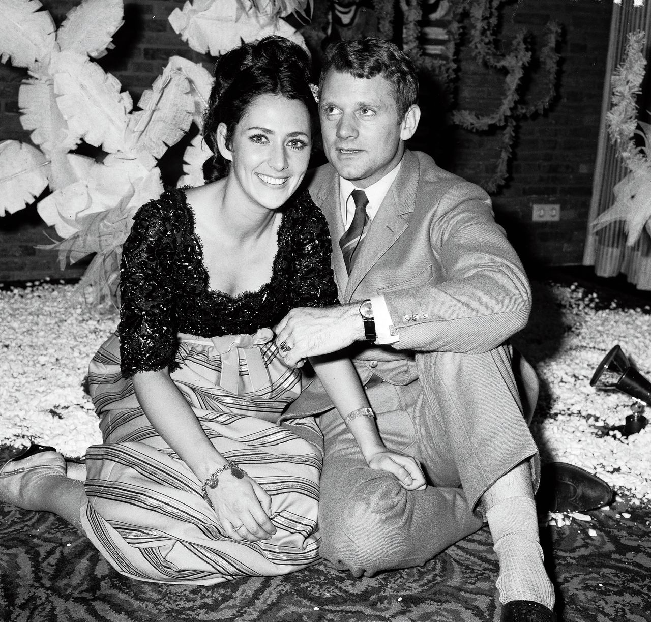 Van Belle bij een feest in het Hilton Hotel, waar zijn verloving met voormalig kunstschaatsster Joan Haanappel werd bekendgemaakt, in 1967.