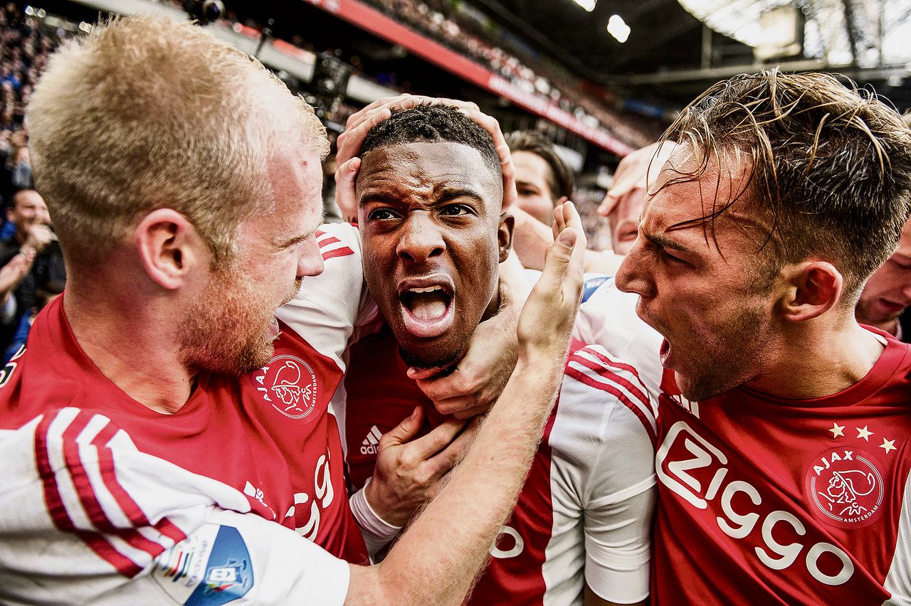 Riechedly Bazoer viert feest nadat hij Ajax op 2-1 heeft gezet tegen Feyenoord.