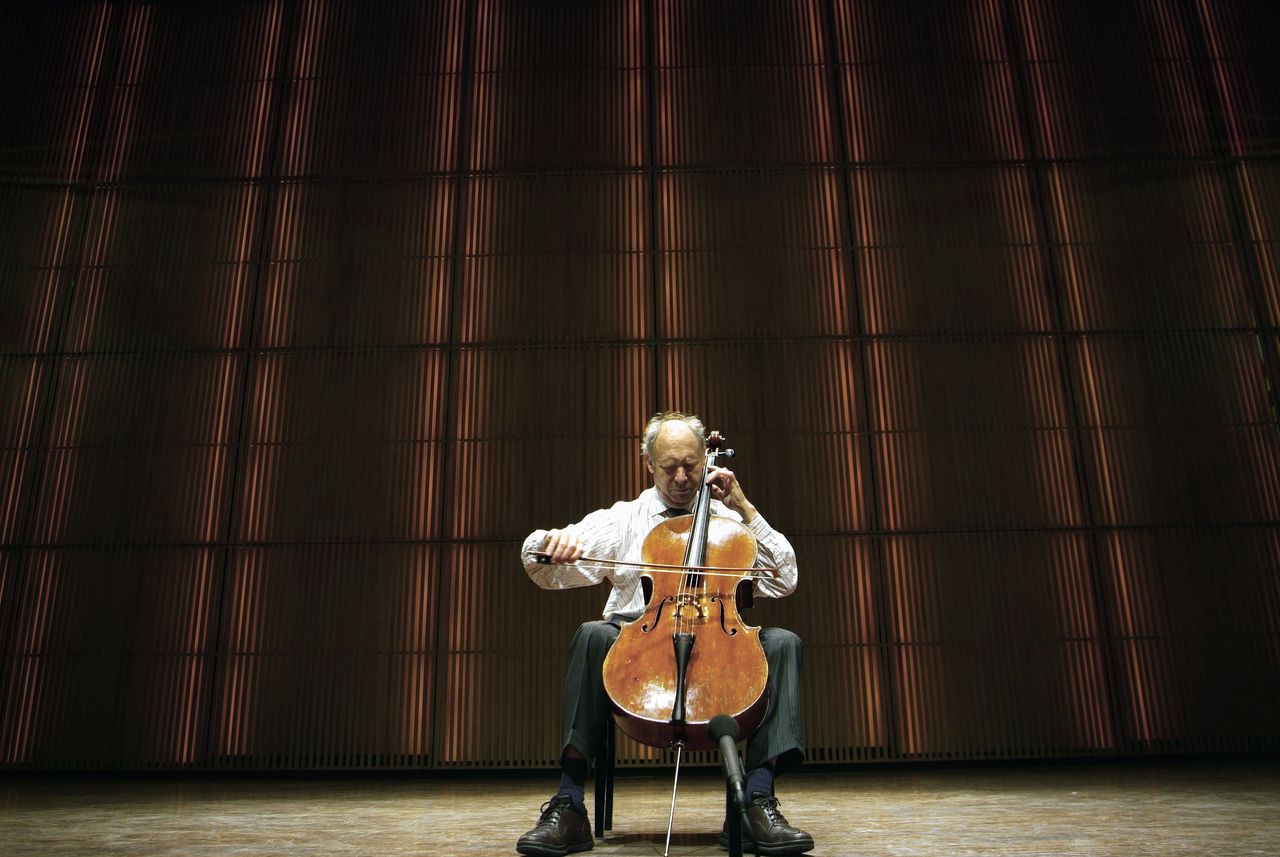 Cellist Anner Bijlsma (1934-2019) speelt op de Farotti in het Amsterdamse Muziekgebouw aan ‘t IJ in 2006.