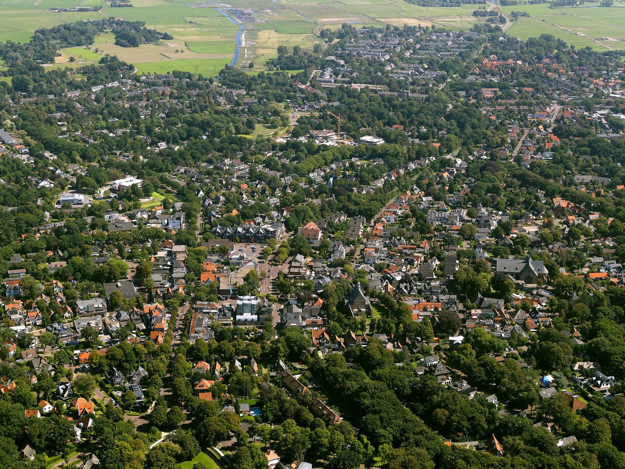Het Noord-Hollandse dorp Bergen, gezien vanuit de lucht.