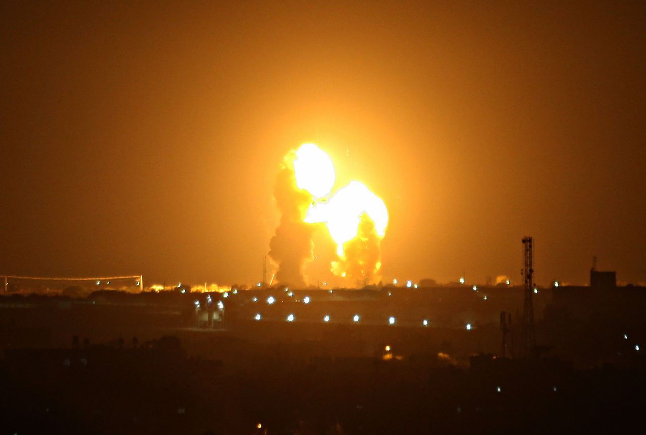 Een ontploffing in Khan Yunis na de raketaanval van Israël.