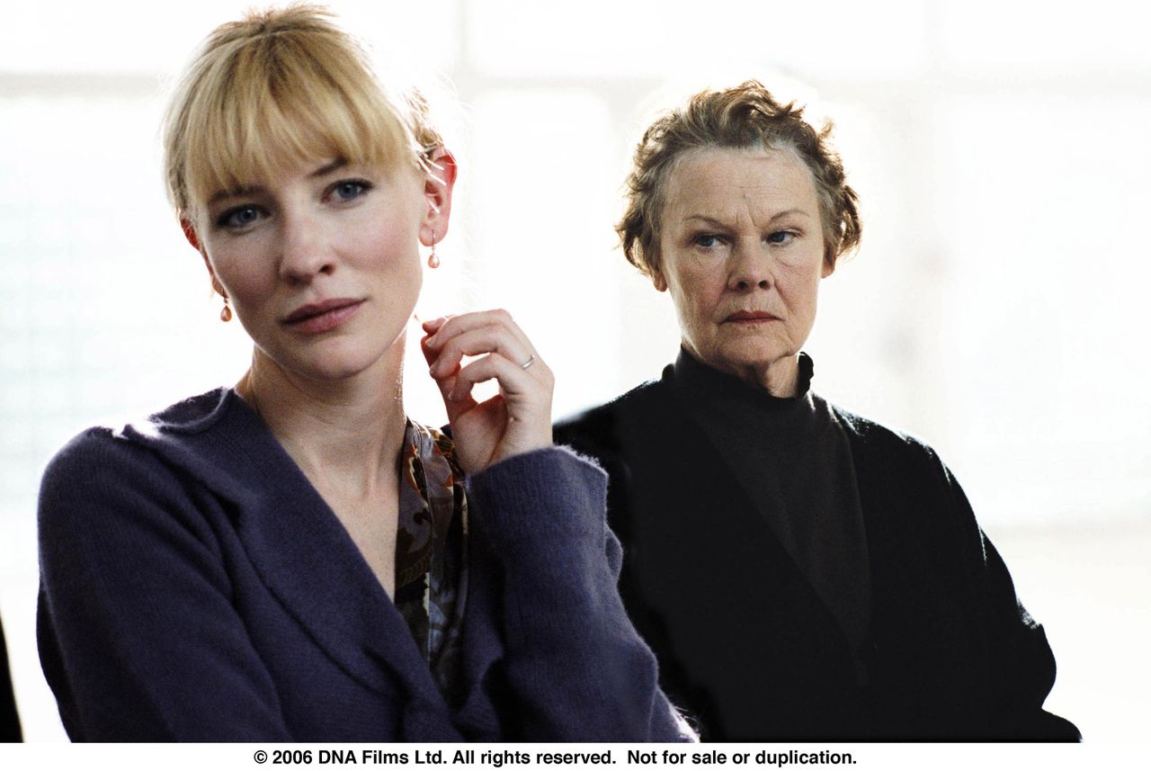 Cate Blanchett (links) en Judi Dench overtreffen elkaar in psychologische doodsteken. Foto Clive Coote Blanchett and Judi Dench in NOTES ON A SCANDAL. Photo Credit: Clive Coote