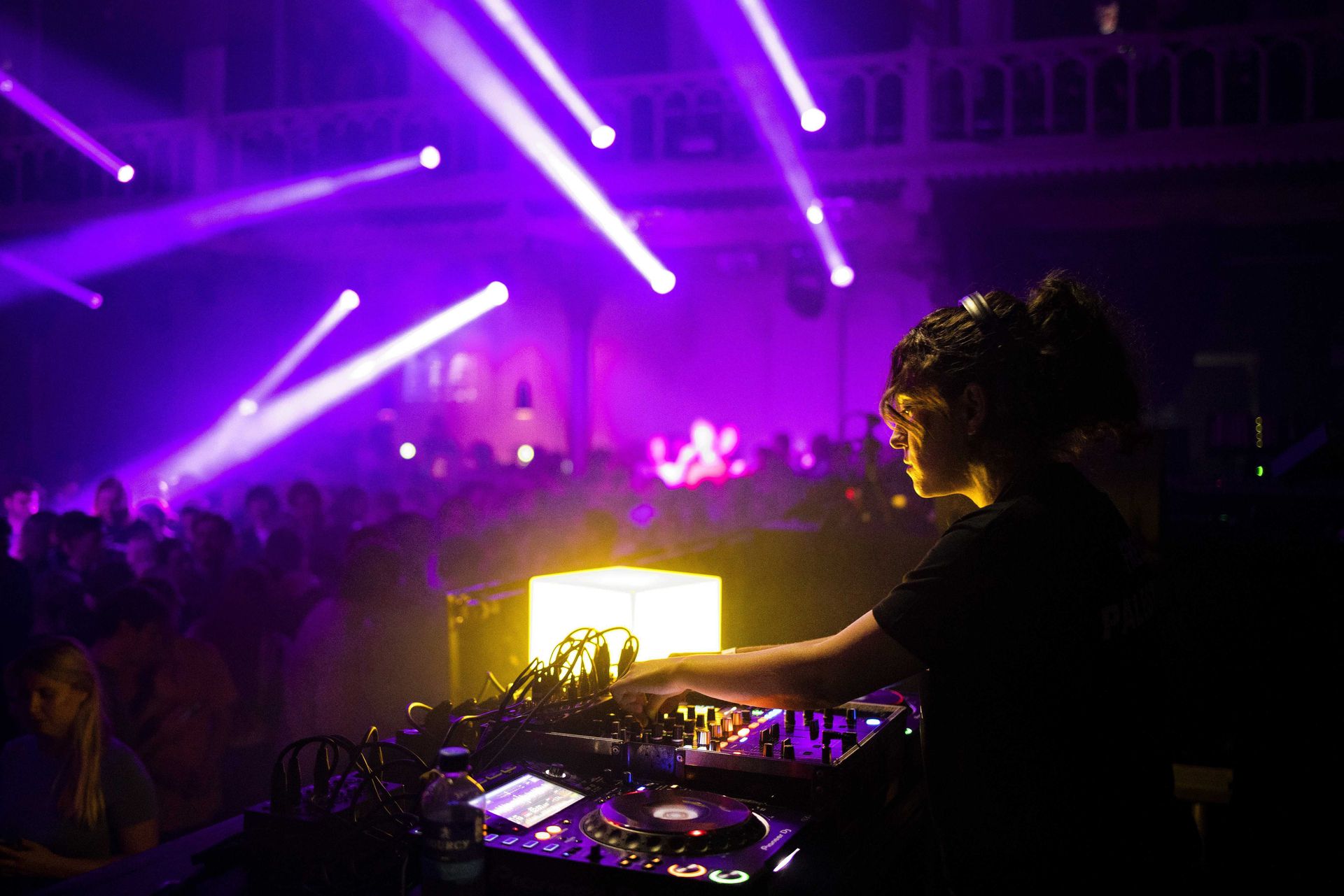 Opinie Als er één muziekgenre is dat aan de consumptiecultuur wil ontsnappen, is het techno NRC