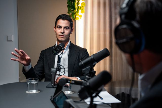 Waarom accepteren we dat de Nederlandse vlag alleen op het PVV-affiche  trots wappert?' - NRC