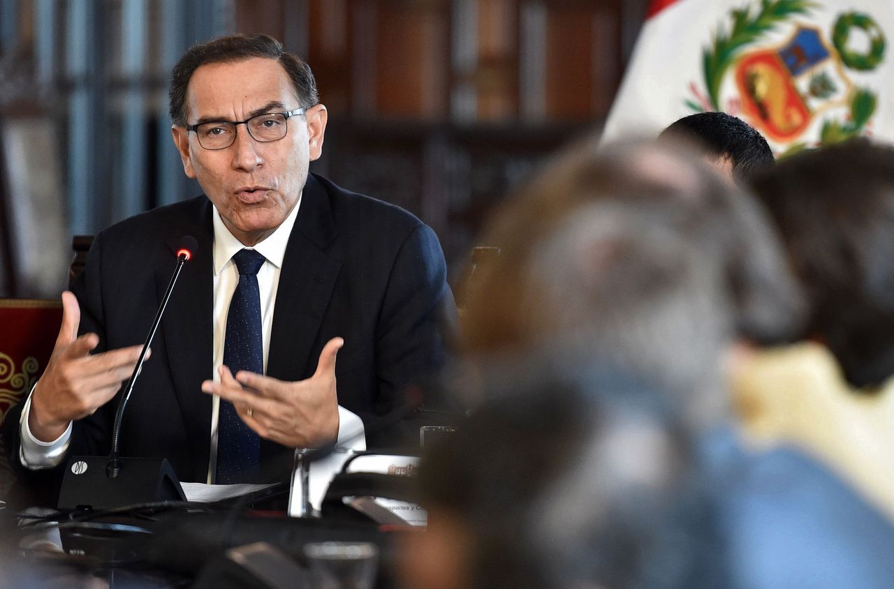 President Vizcarra haalt plots de bezem door corrupt Peru 