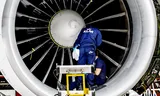 Nederland, Schiphol, 17-11-2025 Een KLM-Boeing 787 staat in de hangar klaar voor inspectie en  eventuele onderhouds werkzaamheden.zoals het inspecteren van de motoren en schoonmaak van de buitenkant van het vliegtuig Foto ; ANP/ Hollandse Hoogte/ Pim Ras
