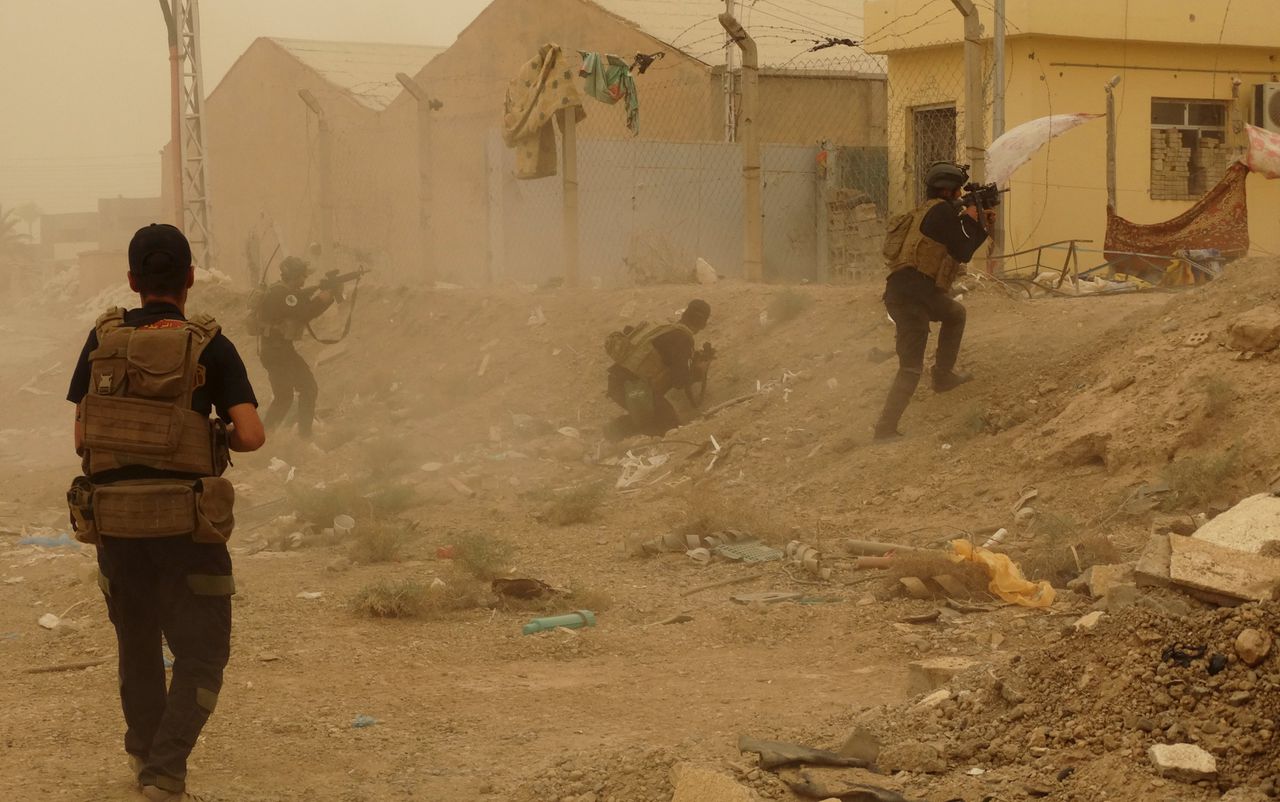 Iraakse veiligheidstroepen verdedigen hun hoofdkwartier, dat wordt aangevallen door IS.