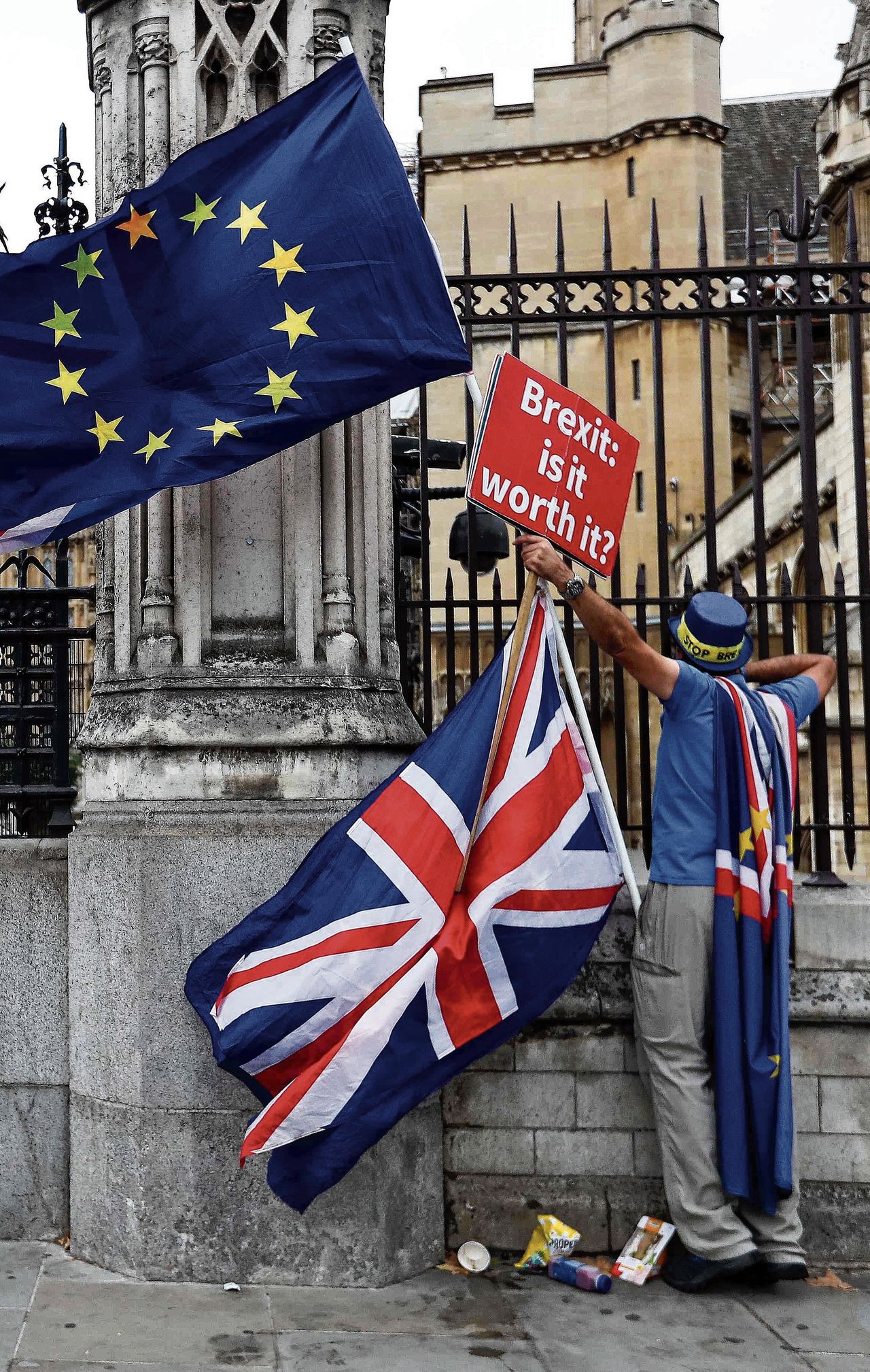 Een demonstrant twijfelt aan de zin van Brexit bij de Britse Houses of Parliament.