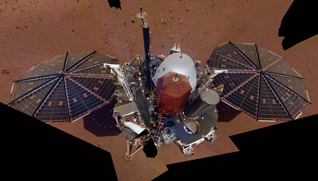 ‘Selfie’ van Marslander InSight. InSight landde op 26 november 2018 op Mars.