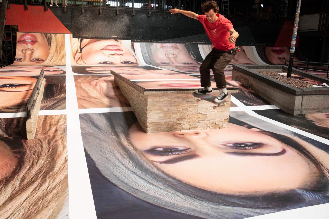 Erik Kessels’ fotokunstwerk ‘Destroy my face’ is na kritiek dat het zou oproepen tot vrouwenhaat door de Bredase skatebaan Pier 15 verwijderd.