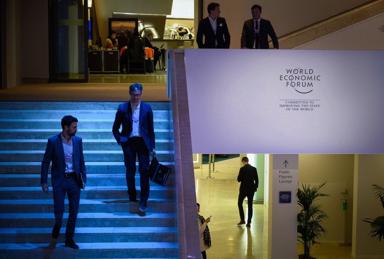 Met muziek uit alpenhoornen is het jaarlijkse World Economic Forum (WEF) in het Zwitserse Davos, met politici, denkers en ondernemers uit heel de wereld, geopend.
