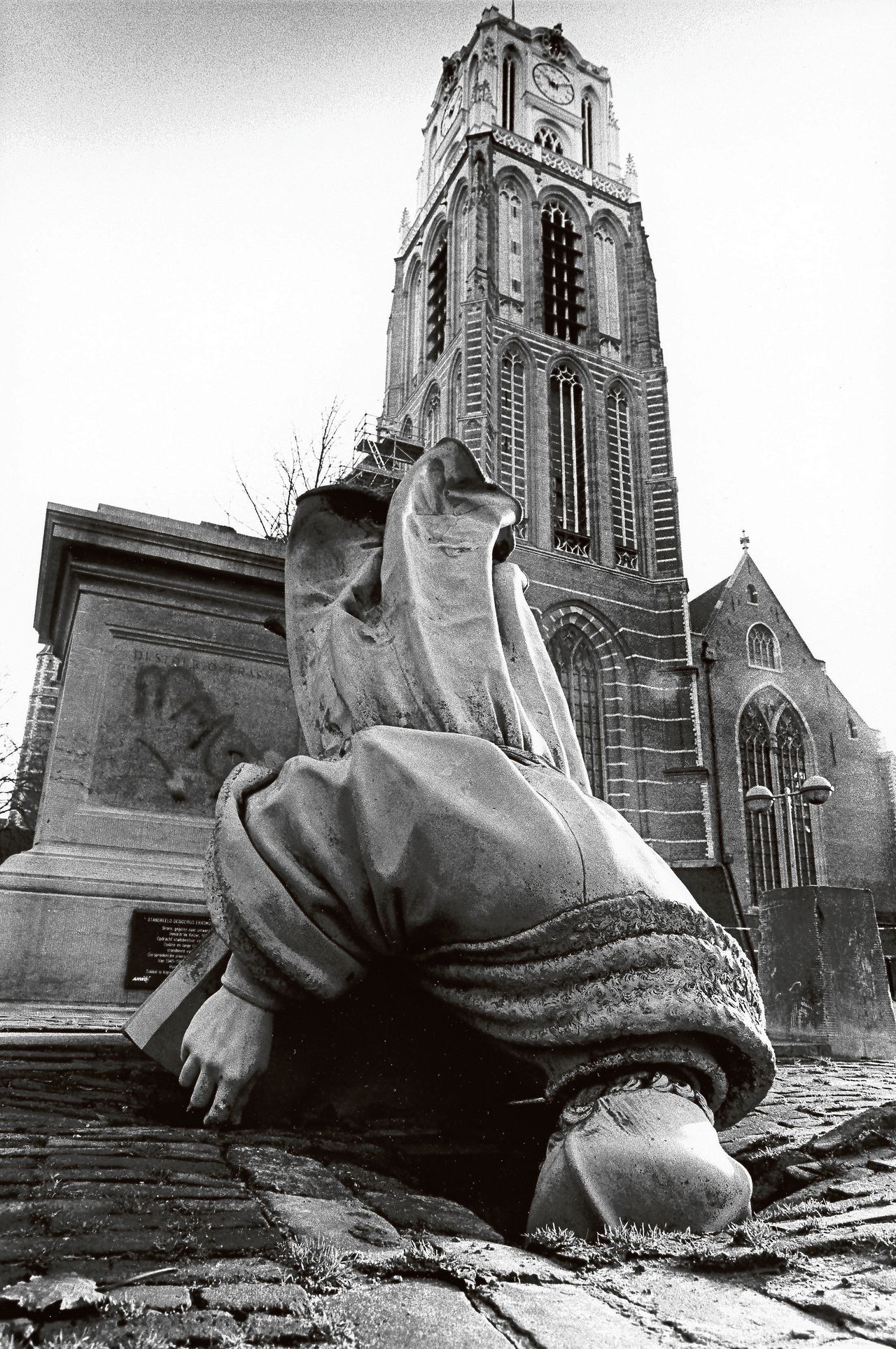 In 1996 werd het bronzen beeld van Desiderius Erasmus door onbekenden omvergetrokken. Het beeld lag voorover met zijn neus op de grond op de Laurensplaats in Rotterdam.