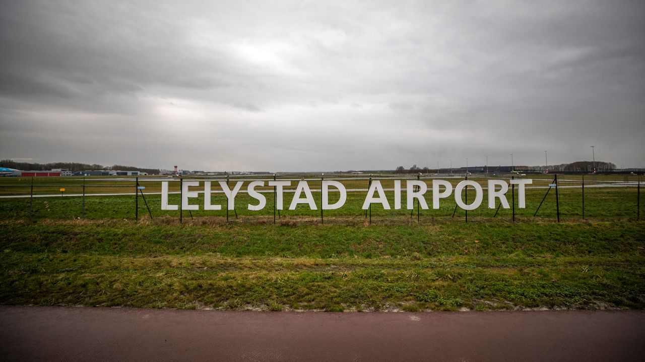 Exterieur van Lelystad Airport. De stikstofuitstoot rond Lelystad is waarschijnlijk te laag ingeschat.