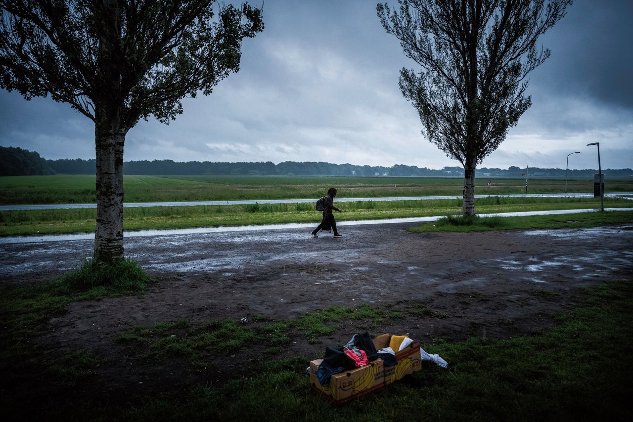 Een vluchteling arriveert bij het asielzoekerscomplex in Ter Apel.
