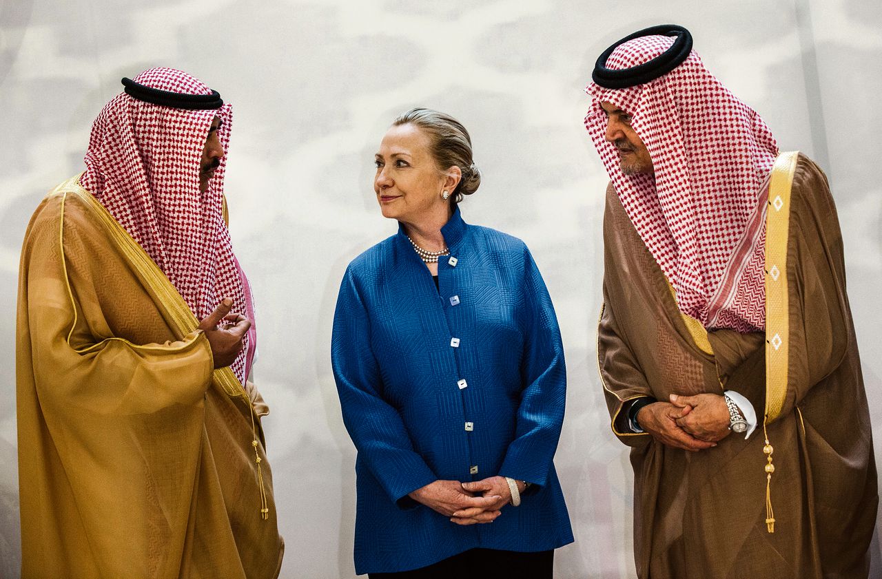 Clinton tijdens een VS-Golfstaten-top met een Koeweitse (l) en Saoedische (r) minister.