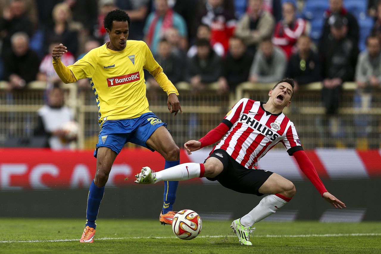 Kuca (links, Estoril) vecht voor de bal met Santiago Arias (PSV).