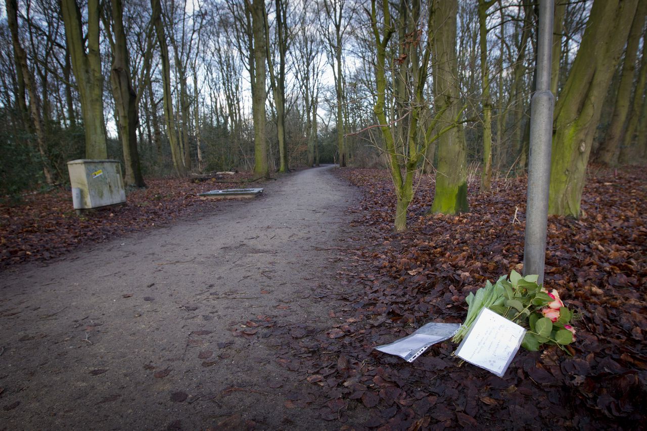 Bij de ingang van het bospad waar de jongen is gevonden liggen bloemen en twee afscheidsbrieven.