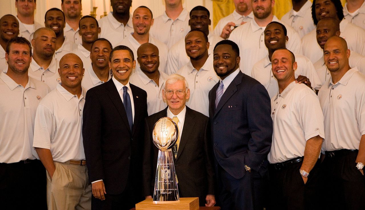 Dan Rooney (midden) in mei 2009 op bezoek bij president Obama in het Witte Huis met Super Bowl-kampioen Pittsburgh Steelers.