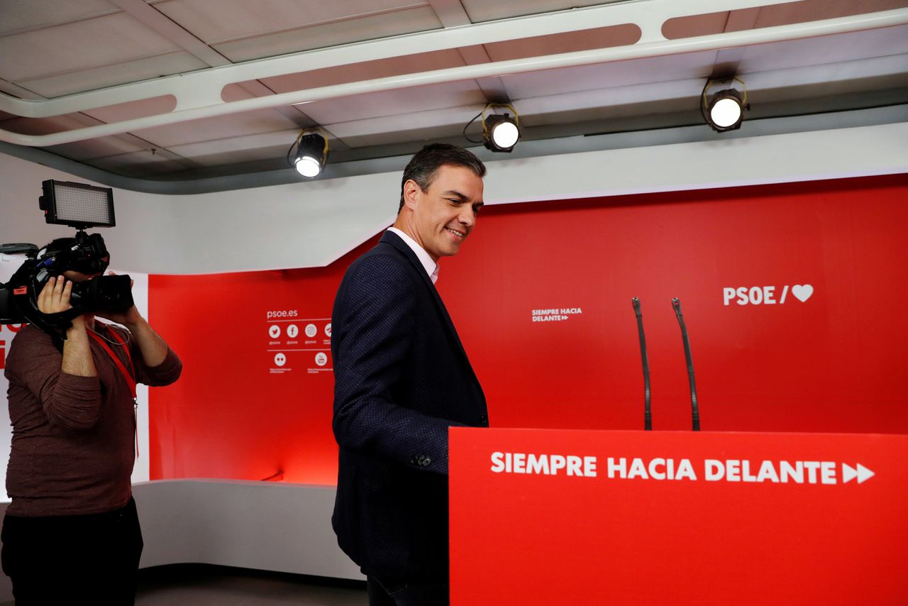 De Spaanse premier Pedro Sánchez (PSOE) staat media te woord na een voor hem positief verlopen verkiezingsavond.