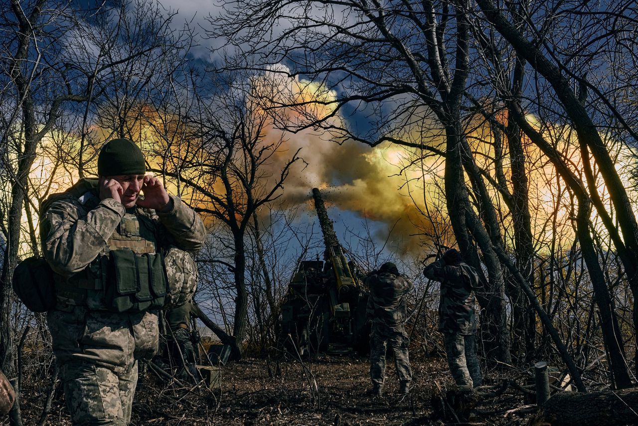 Oekraïense militairen nemen Russische posities onder vuur bij Bachmoet, op een afgelopen zondag genomen foto. Nu de Russen er terrein winnen, laait de discussie op of Oekraïne de verdediging van het stadje zou moeten opgeven.