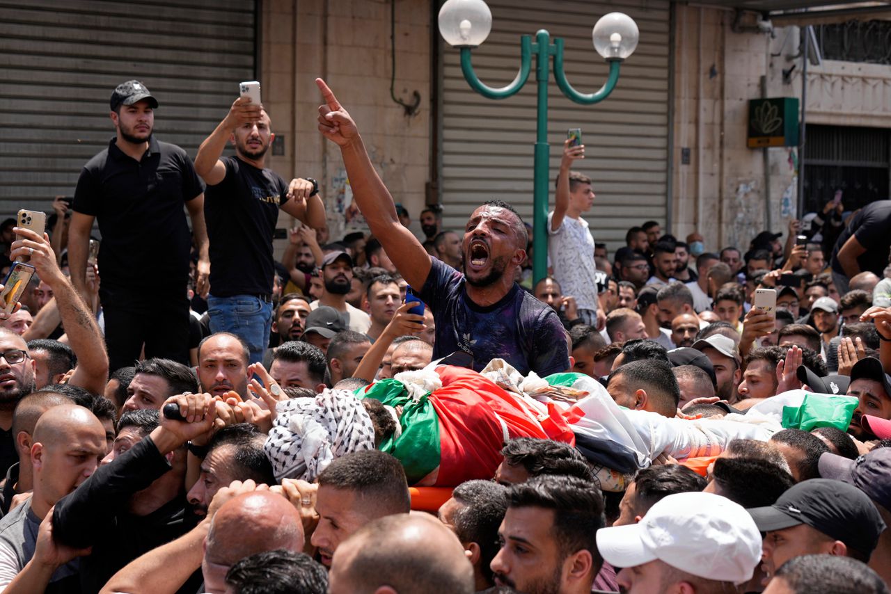 In de door Israël bezette Westelijke Jordaanoever zijn volgens het Palestijnse ministerie van Volksgezondheid dinsdag drie mensen om het leven gekomen door Israëlische aanvallen.